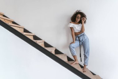 Güzel kız yürüyüş için hazır.