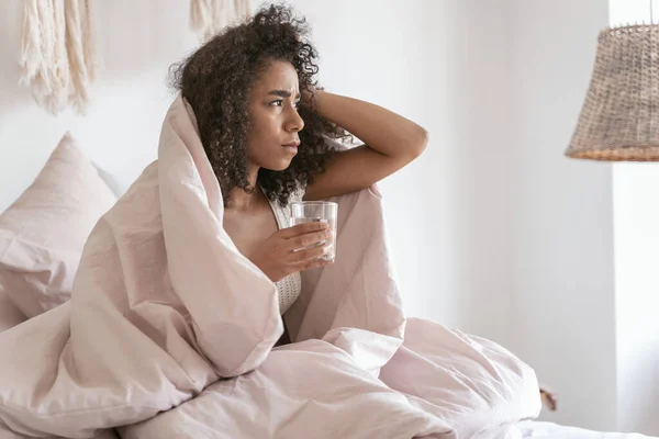 Tänksam ung kvinna som har huvudvärk på morgonen — Stockfoto