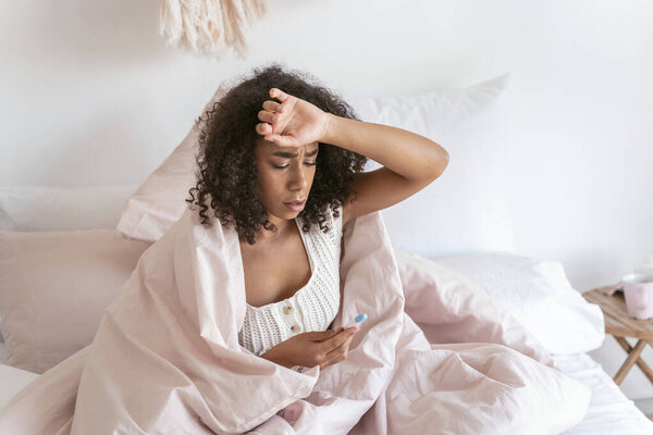 Отрицательный восторг международной девушки глядя на термометр
