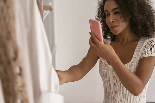 Giovane bruna allegra femmina che sceglie nuovi vestiti — Foto Stock