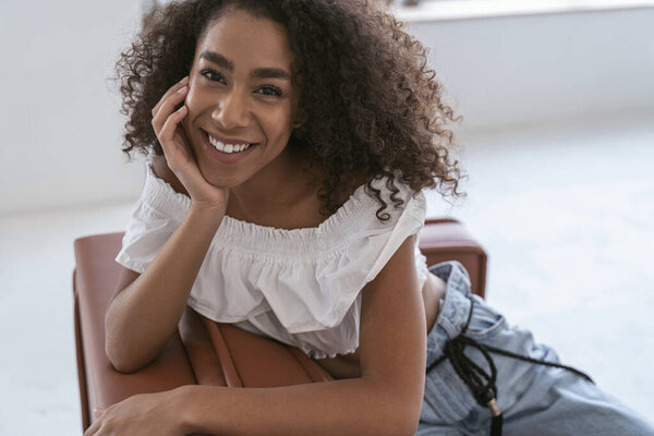 Молодая женщина счастлива проводить время в одиночестве
