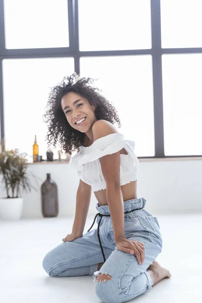 Mulher bonita começando seu exercício habitual da manhã — Fotografia de Stock