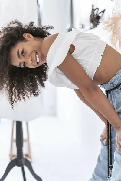 Menina bonita dançando sozinha em sua sala de luz — Fotografia de Stock