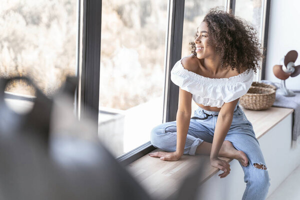 Красивая женщина наслаждается видом из окна
