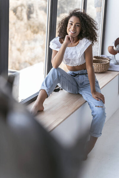 Красивая женщина проводит время наслаждаясь видом на окно
