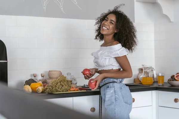 Mooie jonge vrouw gaat koken. — Stockfoto