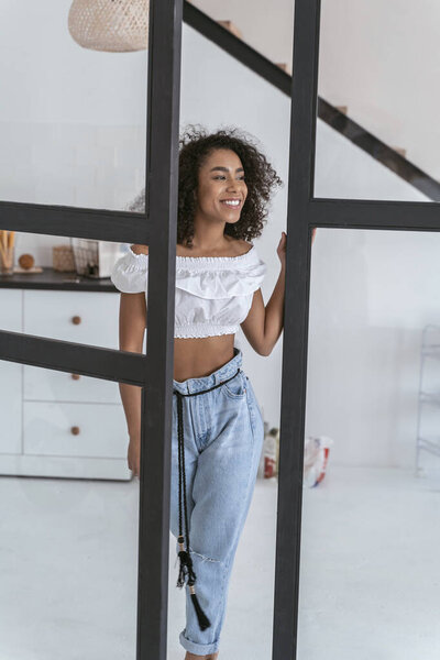 Веселая женщина выходит из кухни.
