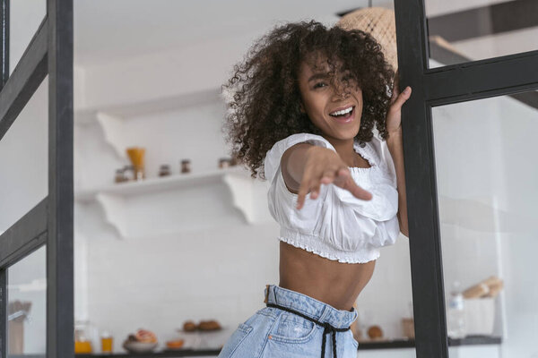 Веселая девушка просит подругу пойти с ней.
