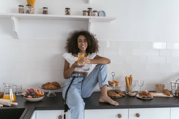 Спокойная девушка с апельсиновым соком на завтрак
