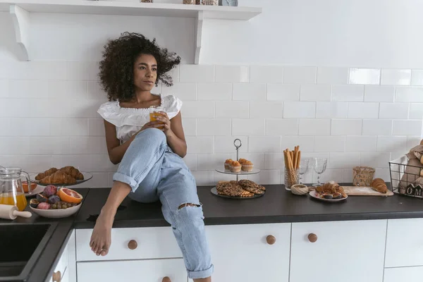 Mujer joven siendo profunda en el pensamiento durante el desayuno — Foto de Stock