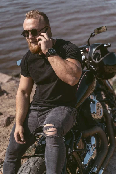 Homme barbu confiant allongé à vélo parlant au téléphone — Photo