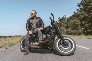 Motosikletinde poz veren seksi, vahşi bir adamın boyu.