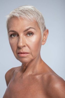 Kameraya bakan güzel bir bayana yaklaş.