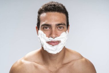 Adam görünüşünü değiştirmeye hazır.