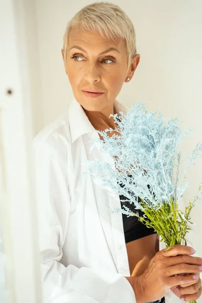 Portret van een tevreden vrouw die opzij kijkt — Stockfoto