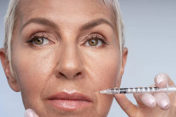 Porträt einer tapferen Frau, die Spritzen macht — Stockfoto