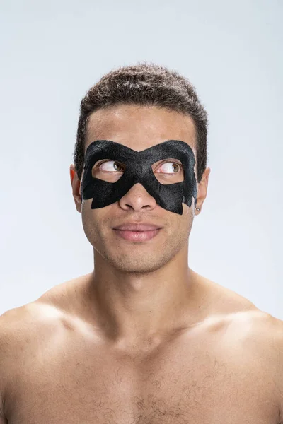 Man waiting while his eye area rejuvenating — Stock Photo, Image
