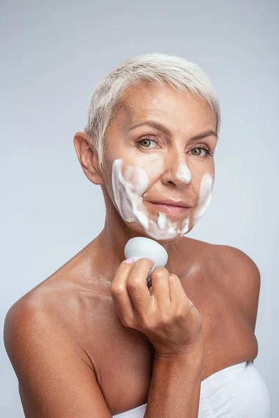 Cute woman that taking care of her skin — Stock Photo, Image