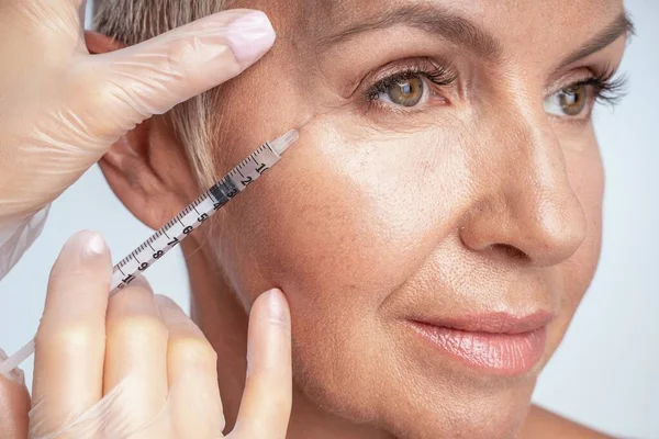 Alegre anciano mujer persona esperando suave piel — Foto de Stock