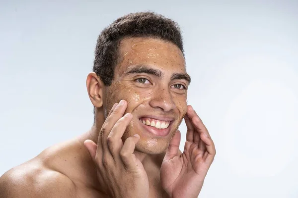 자신의 부드러운 피부에 대해 환호하는 젊은 남자 — 스톡 사진
