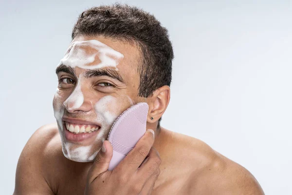 Веселый мужчина потирает лицо утром — стоковое фото