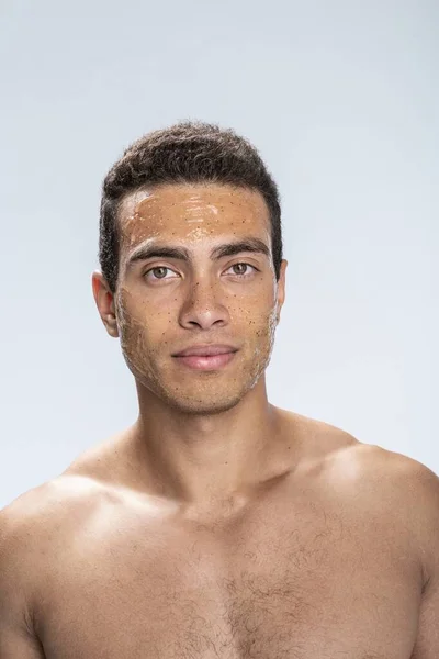 Handsome man taking care of his skin — Stock Photo, Image