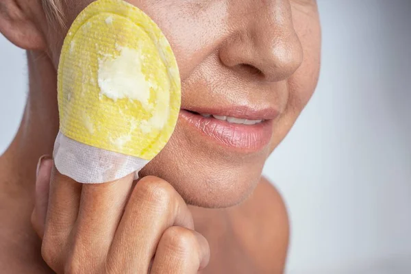 Close up de mulher encantada que a limpeza de sua pele — Fotografia de Stock