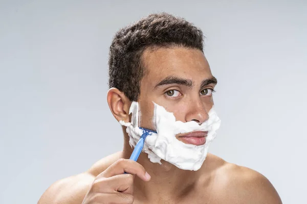 Ruhiger junger Mann rasiert sich am Morgen — Stockfoto
