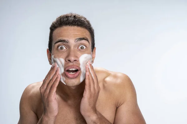 L'homme amusé par les cosmétiques — Photo