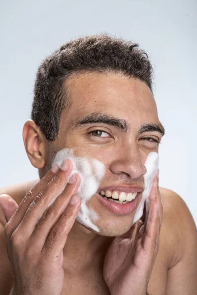 Lächelnder Mann, der sich um seine Problemhaut kümmert — Stockfoto