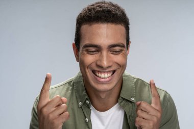 Yakışıklı adam duyduğu şakaya gülüyor.