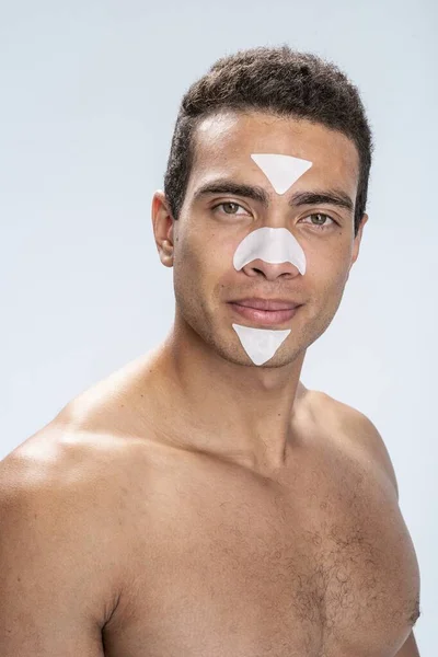 Terve mies hoitaa iho-ongelmansa. — kuvapankkivalokuva