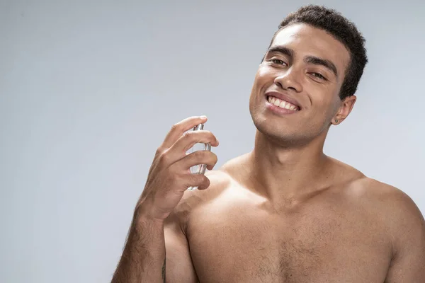 Homem alegre terminando seus procedimentos de banho matinais — Fotografia de Stock