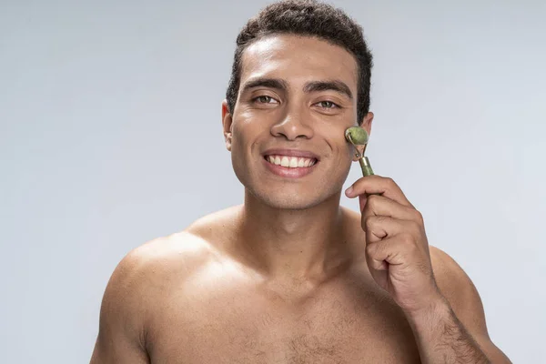 Homem feliz massageando seu rosto após a lavagem — Fotografia de Stock