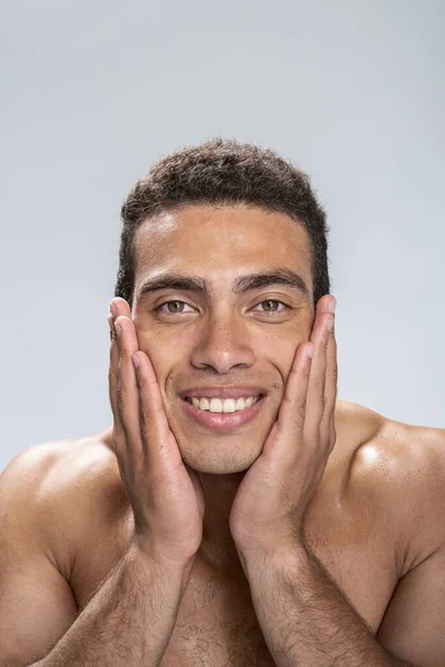 Fröhlicher Mann, der nach Hautpflege glücklich ist — Stockfoto