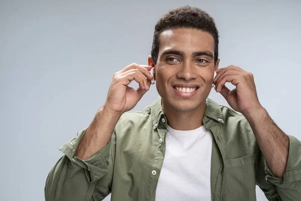 Homem feliz se preparando para ouvir sua música favorita — Fotografia de Stock