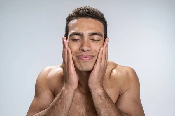 男人在刮胡子后享受着柔软的脸庞 — 图库照片