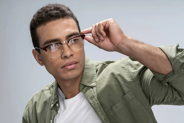 Man trying to see the inscription clearlier — Stock Photo, Image