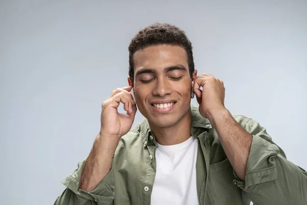 Jeune homme relaxant écoutant sa chanson préférée — Photo