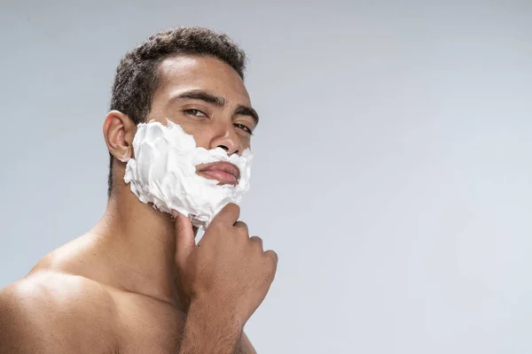Чоловік дивиться впевнено перед голінням обличчя — стокове фото
