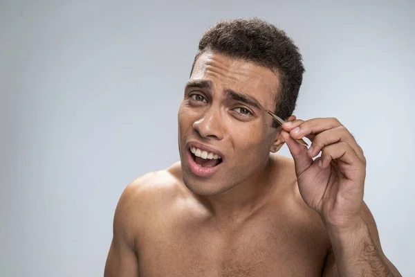 Jovem bonito cuidando de si mesmo — Fotografia de Stock