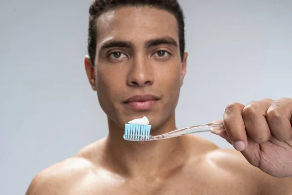 Hombre guapo que está listo para cepillarse los dientes — Foto de Stock