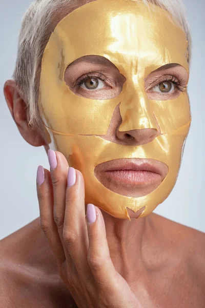 Retrato de mulher gentil que fazendo máscara — Fotografia de Stock