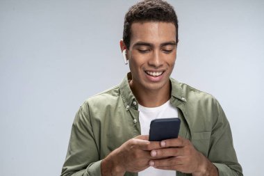 Yakışıklı bir adam arkadaşına mesaj yazıyor.