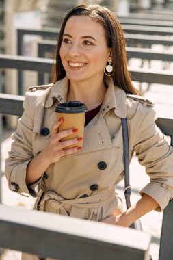 Neşeli genç kadın haftasonunu dışarıda geçiriyor.