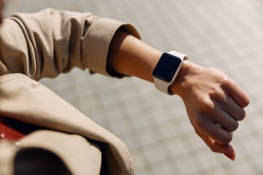 Saatlerini gösteren kadına odaklanmış bir fotoğraf.