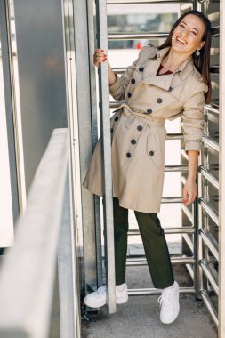 Çekim sırasında mutlu olan genç ve tatlı bir bayan.