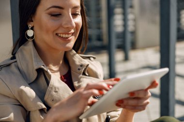 Neşeli esmer kadın yeni tableti test ediyor.