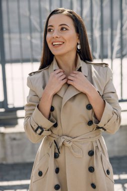 Neşeli genç bayan dışarıda vakit geçiriyor.