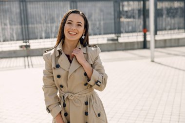 Doğruca kameraya bakıyor güzel genç kadın